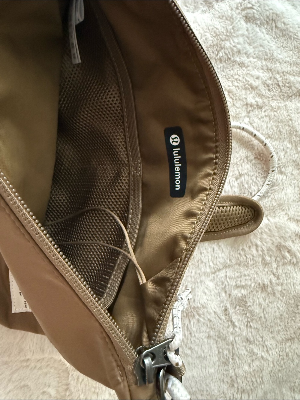 NWT Lululemon Patch Logo Crossbody Artifact - Picture 10 of 12